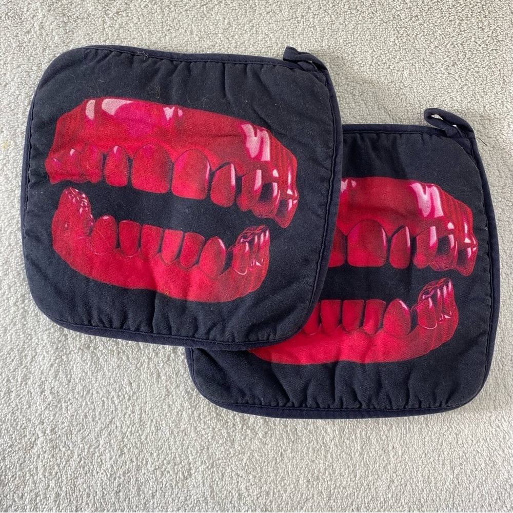 Black Pot Holders with Red Lip Graphic Set of 2